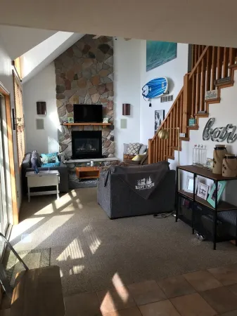 East Twin Lake House - Kayak, SUP - 2 Minutes to town