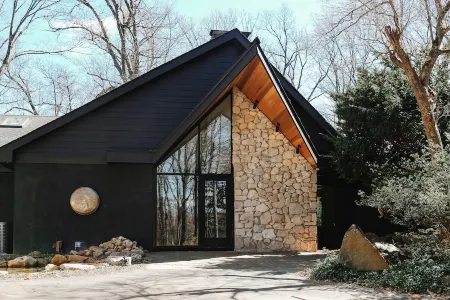 Stunning Luxury Villa nearby downtown Princeton, NJ Отели рядом с достопримечательностью «Сомерсет Коммьюнити Гарден»