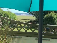 Beaches Studio is in a Fabulous Location with  Views to the Shingle Bank and Iow Hotels near The Solent Way Walk