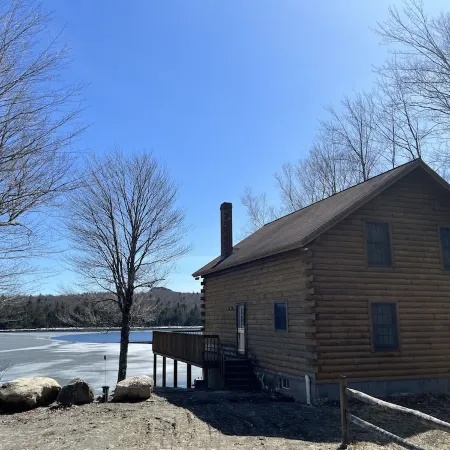 Relaxing waterfront cabin getaway in the Groton State Forest