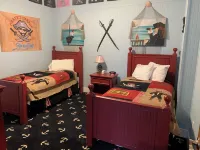 Fun Family Resort. Huge 4BDR Modern Cottage sleeps 12 Hotel a Sunset Cove Township