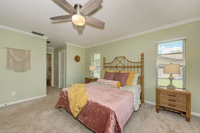 PAWS & PLAY: PET-FRIENDLY VACATION VENICE BEACH, SIESTA KEY SARASOTA FENCED YARD