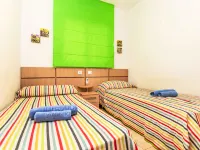 La Mar Bella Hotels near Emotion Park