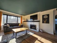 Harbour View Getaway- unique, fully renovated 1 block from the lake! - con encanto