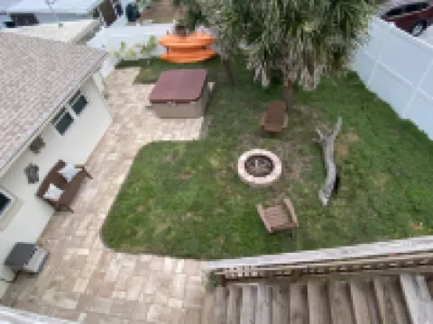 Beautiful island home, large entrance to beach! Sun deck, ocean view, hot tub Hotels in Butler Beach