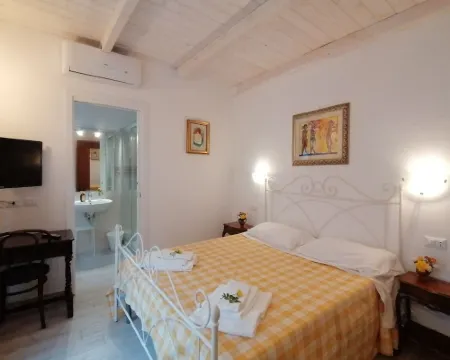 5 minutes from the sea, panoramic terrace and swimming pool - The cugnolo wagon Hotels in Fermo