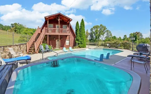 Incredible Farmhouse,18 Acres, Pool, 7 King Bds, Near Helen, Tiny Weddings!