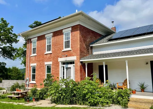 Decorah House- Airy, modern, full of natural light, 5 blocks to downtown Hotel di Decorah