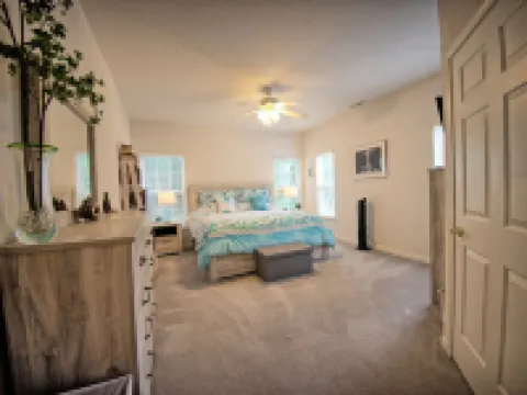 Come Relax in our Peaceful 3 Bedroom Twinhome just 3 miles from Beach! ミルビルのホテル