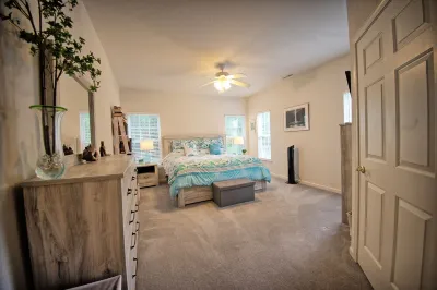 Come Relax in our Peaceful 3 Bedroom Twinhome just 3 miles from Beach! โรงแรมใน