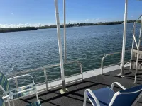 Southern Bell is a Beautiful Houseboat cozy and relaxing.