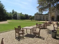4 bedroom, 3 bath, walk to the beach, golf, shops, pubs. New Forest 3 miles.