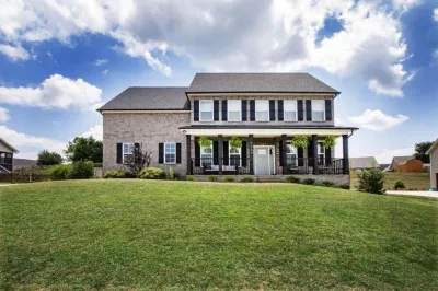 Spacious & Modern Home only 50 mls from Smoky Mtns