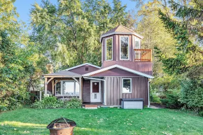⌈W a t e r f r o n t ⌋ cottage with tower! ⏏︎