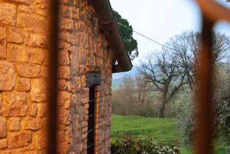 Apartment facing the pool in medieval village with view of Todi Отели в г. Тоди