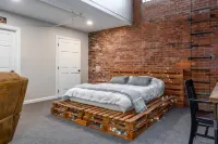 Local Discounts!-Charming Restored Schoolhouse Hotels in Newark