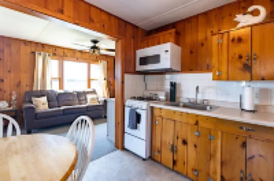 Comfy pet friendly 2 bedroom with fireplace