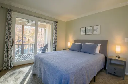 Lakefront Norris Lake house. Dock, Minimal Stairs. Close to I-75, Jacksboro, TN