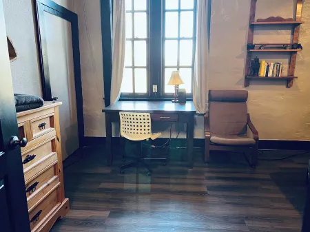 Night Owl 2E  Fun Apartment in Downtown Eureka Springs w/optional paid parking!