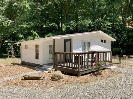 Woodside Nook Cabin at the BHR Farm Village: Perfect Hiking Get-a-Way Отели в г. Юнион