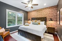 Wolf Run Lodge - Luxury 8bed/4bath. Hot Tub, Game Room, steps from lake/pool