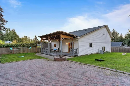 The NorthWest Vibes 6bd/3ba  w/GameRoom Covered String Light Deck w/ BBQ&Firepit