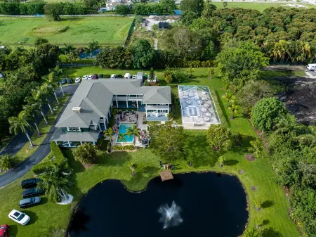 Saint Patrick Palace - Wedding-Ready Luxury Estate w/ Pool & Guest Cottage Отели в г. Дейви