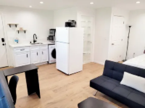 Cozy guest house close to Warner Brothers, Universal Studios, Burbank Airport