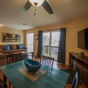 Walk In Level - Beautiful/Clean/Recently Remodeled 1BD/1BA at Pointe Royale