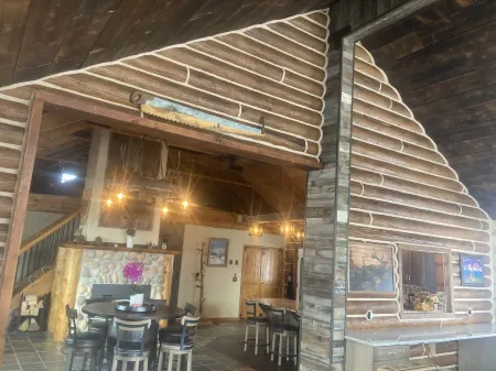 Beautiful Private Luxury Cabin with Hot Tub Отели в г. Уошэтч Каунти