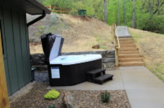 Cozy Cabin; no hurricane damage; we would love your support!