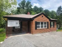 Best kept secret in Mercer Co! 3-bedroom Creekside Cottage with WiFi & AC.