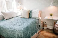 Rave Reviews Walk to Downtown Dunedin and Waterfront Barefoot Parrot 1