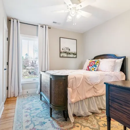 4Br Upscale Family Retreat Near Uni, Sleeps 13