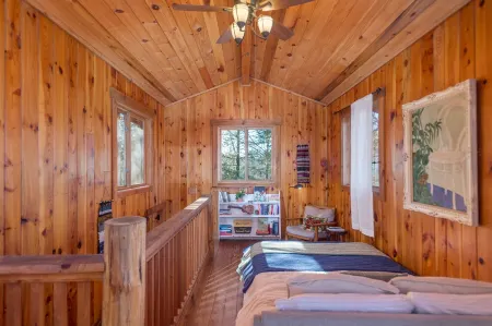 Artisan Cabin Escape: Nature-Inspired Getaway
