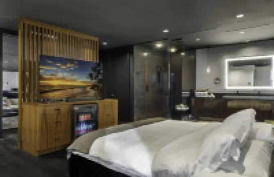 Modern City Loft in Downtown River District