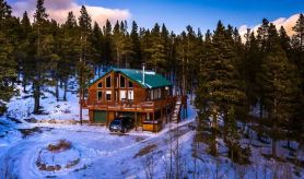 Lovely 3BR Near Town w/ Hot Tub, Stunning Views!