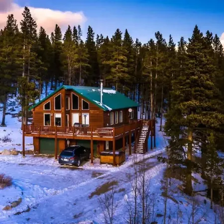Lovely 3BR Near Town w/ Hot Tub, Stunning Views!
