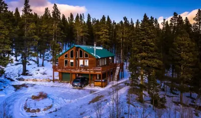 Lovely 3BR Near Town w/ Hot Tub, Stunning Views!