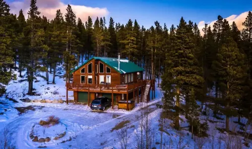 Lovely 3BR Near Town w/ Hot Tub, Stunning Views!