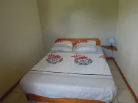 Fenced cottage rental with barbecue and children's play area - Chalets