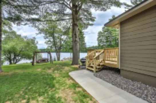 Gone Fish Inn: Remodeled Lakefront Cabin, FREE Wi-Fi & Firewood, No Cleaning Fee