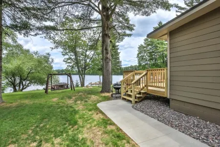Gone Fish Inn: Remodeled Lakefront Cabin, FREE Wi-Fi & Firewood, No Cleaning Fee