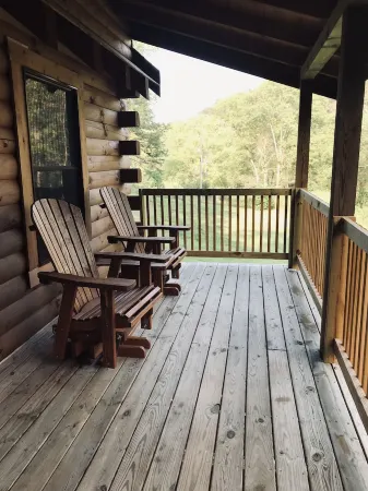 Private 2 bedroom Cabin with Large Covered Deck