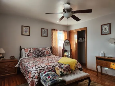 Charming Family 1-level and pet-friendly Home