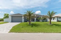 Heated Pool & Spa Villa with Waterfront Views and Kayaks!