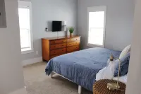 Poolside. Winter DISCOUNTS. Beach, Hot Tub, Porch & Relax!