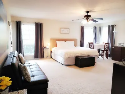 King Guest Suite - A TOGAR Vacation Rental Hotels near Canal parking - restroom