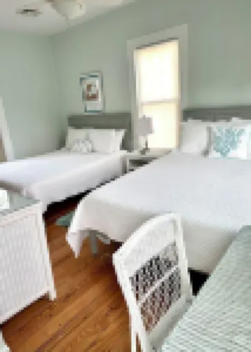 Belle is a cute cottage blocks from shops, bay, cafes