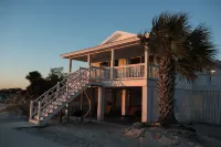Beach Front South End, Designer Decorated, Dream Retreat on Tybee Island!
